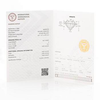 Ring in 18K gold with three diamonds 0.60 ct, 0.41 ct, and 0.40 ct. Accompanied by a report for each diamond.