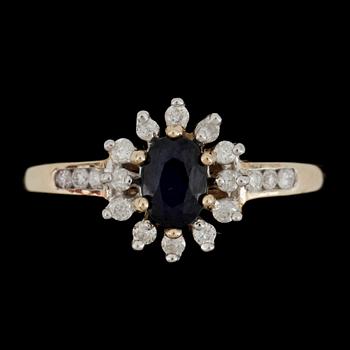 RING, 14k guld safir med briljantslipade diamanter. Vikt ca 2,4 gram.