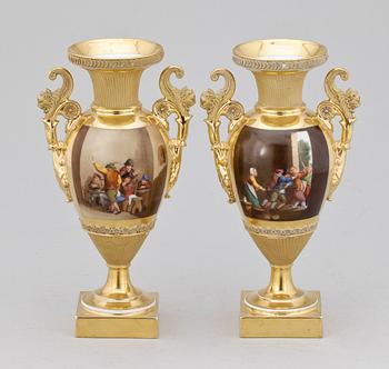 URNOR, ett par, porslin, senempire, 1800-talets slut.