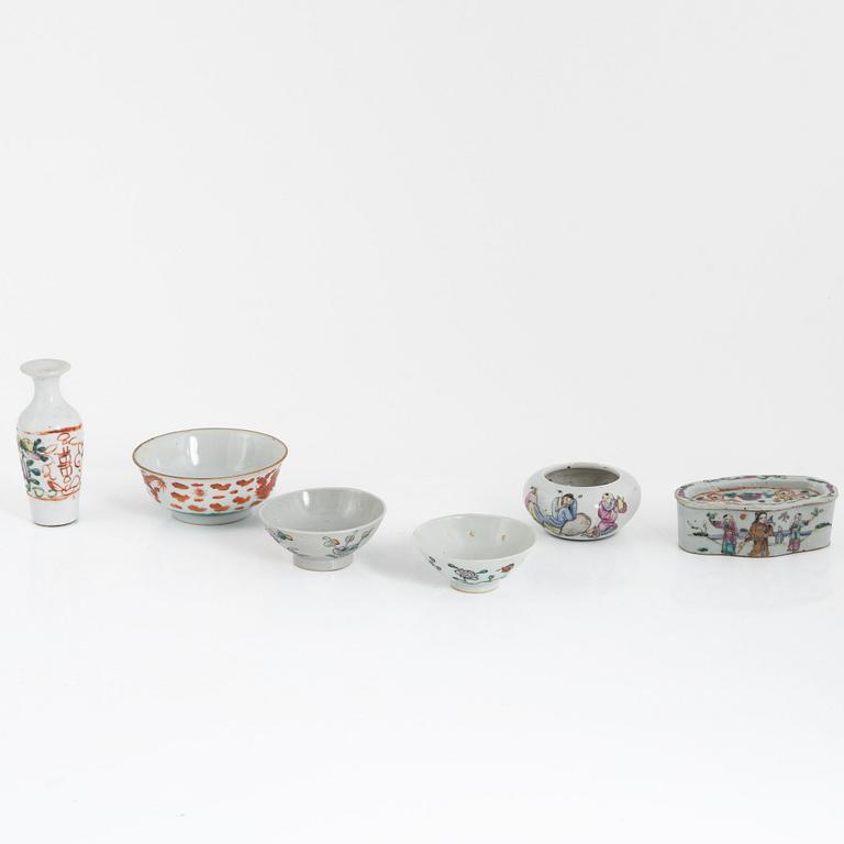 A Chinese porcelain vase, three bowls and a censer with cover, late Qing dynasty / early 20th century.