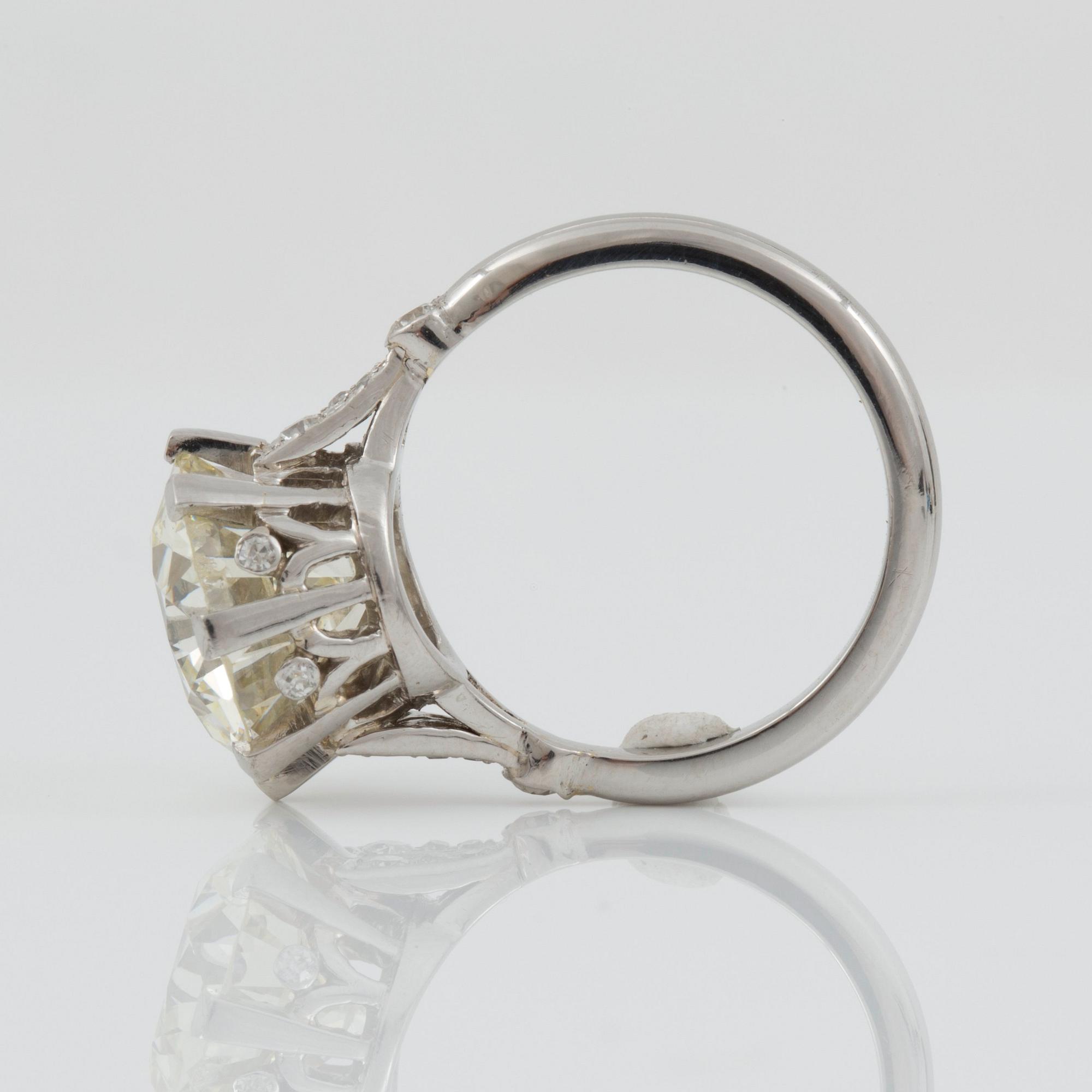 RING med gammalslipad, svagt kuddslipad, diamant ca 5.70 ct L/SI.