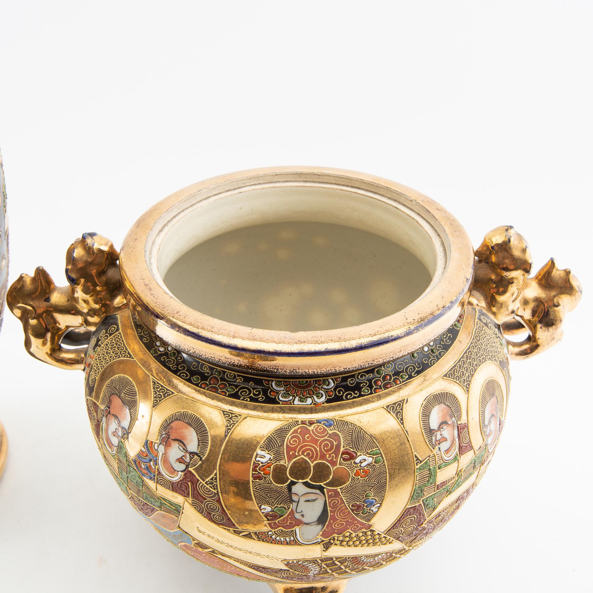 Vas samt urna med lock Satsuma Japan 1900-tal porslin.