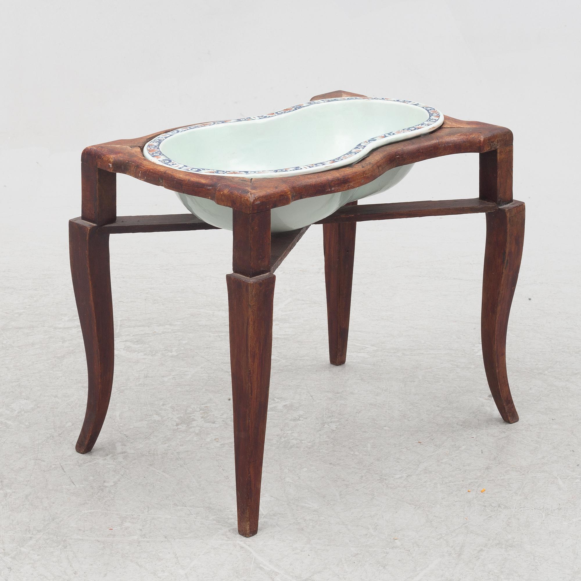 Bidé, fajans, med träställning, 1800-tal.