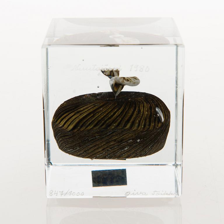 OIVA TOIKKA, A glass cube signed Oiva Toikka Nuutajärvi 1980 and numbered 847/1000.