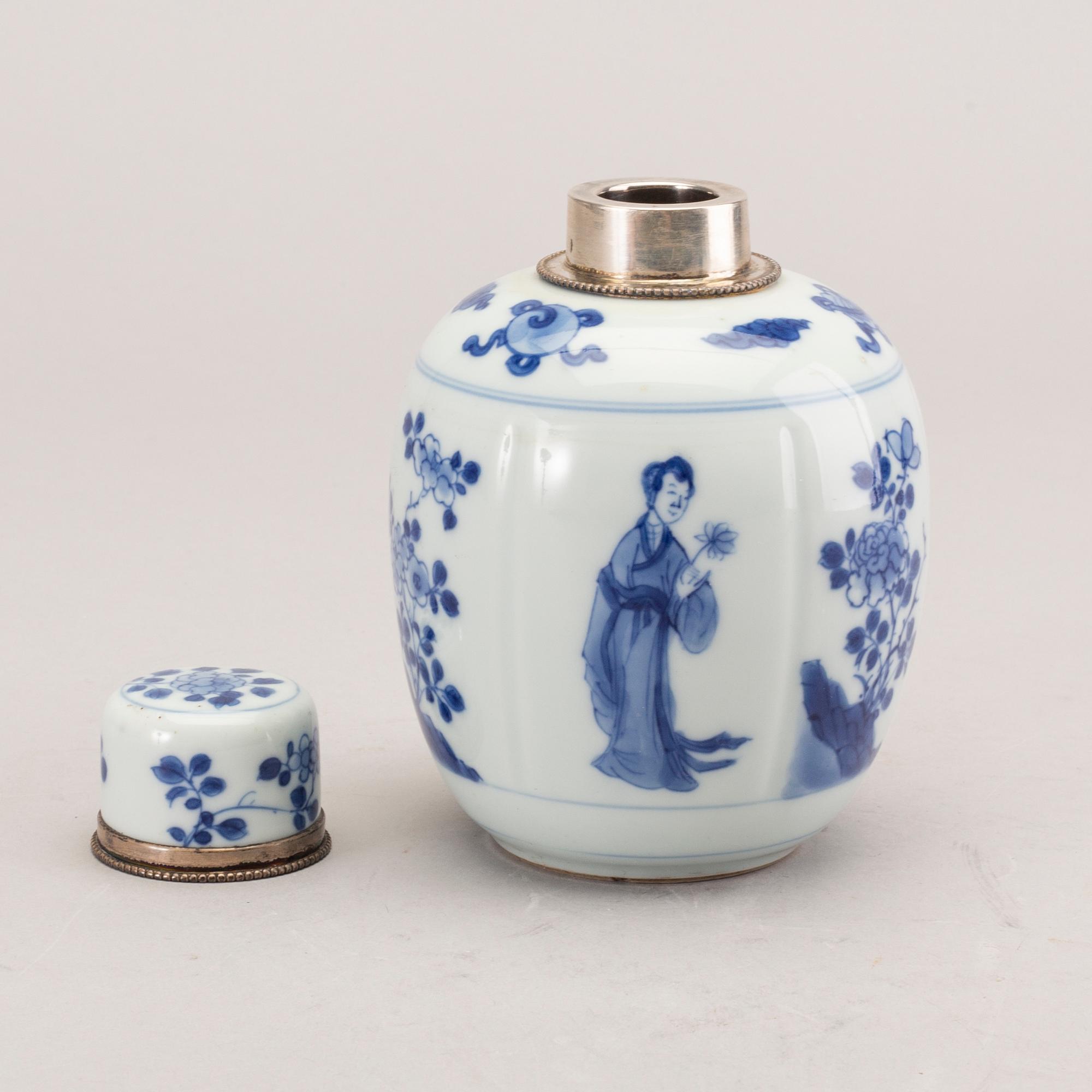 Tedosa med lock, porslin. Qingdynastin, Kangxi (1662-1722).