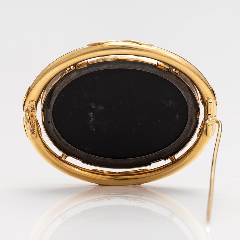 Roland/Otto Roland Mellin, An 18K gold pietra dura broosch. Helsinki 1863.