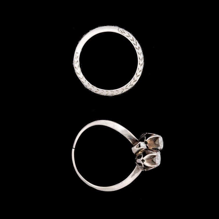 RINGAR, 2st, platinum med åttkantsslipade dia resp 14k vitguld med 4 briljantslipade diamanter tot ca 0,56ct. Vikt 8,6g.
