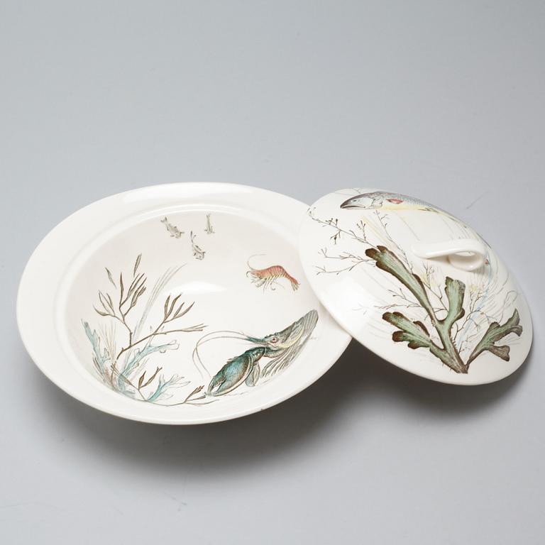 17 pieces of eartheware tableware from Johnson Bros, England, second half of the 20th century.