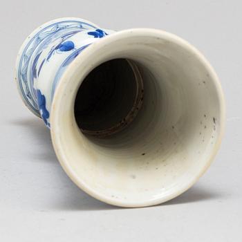 A blue and white vase, Transition, 17th/18th century.