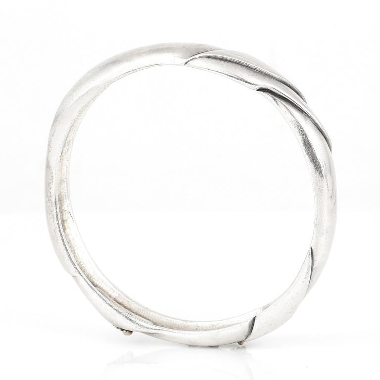 ARMRING, sterlingsilver och guld, Ole Kortzau för Georg Jensen, Danmark, efter 1945. Total vikt ca 57 g.