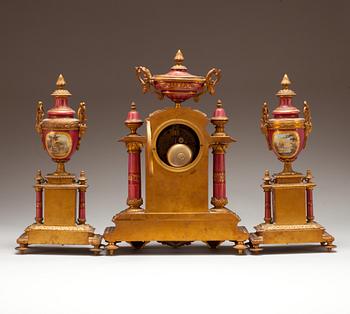 BORDSGARNITYR, 3 delar, Louis XVI-stil, omkring sekelskiftet 1800/1900.