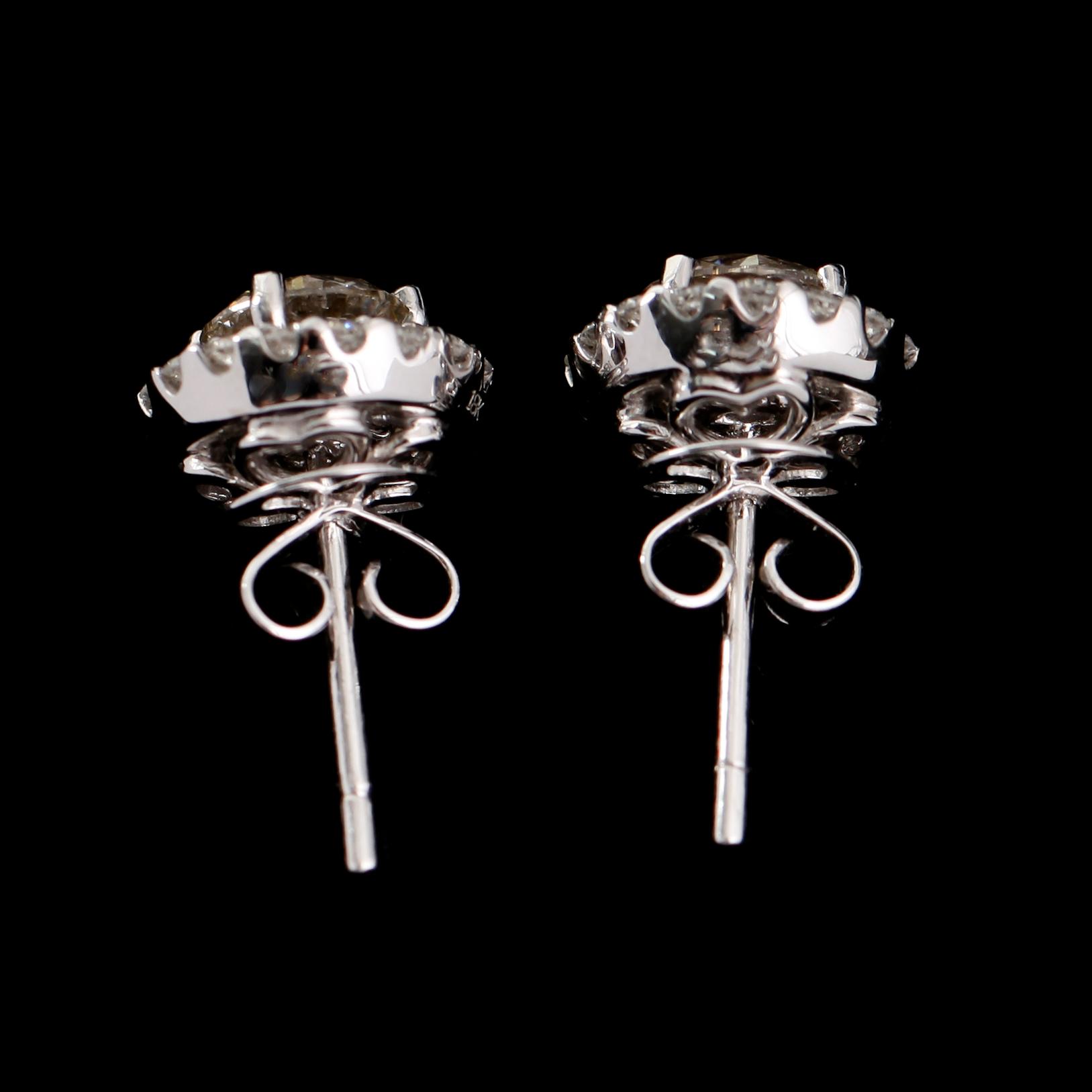 ÖRHÄNGEN, 1 par, 18 k vitguld, med briljanstlipade diamanter totalt 1.44 ct, avtagbar krans av diamanter totalt 0.45 ct.