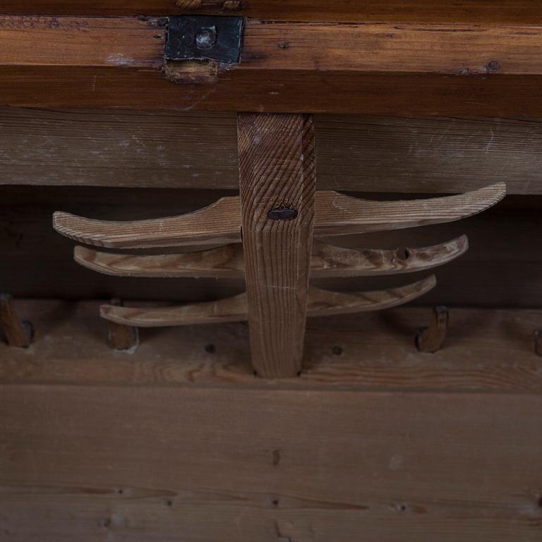 KLÄDSKÅP, 1800-tal.