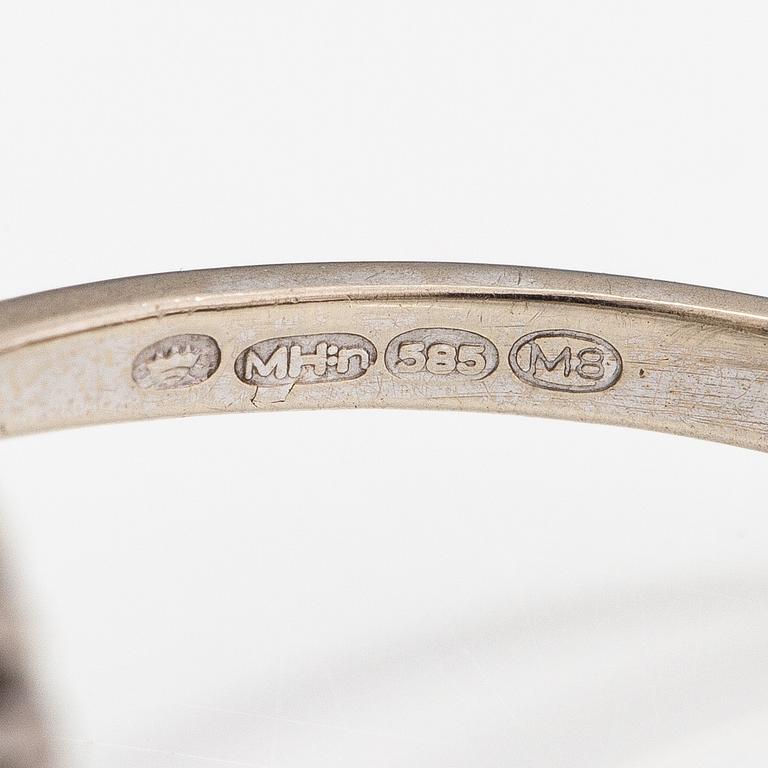 A 14K white gold ring with diamonds ca. 0.30 ct in total and sapphires. Tmi Hyvärinen M., Turku 1989.