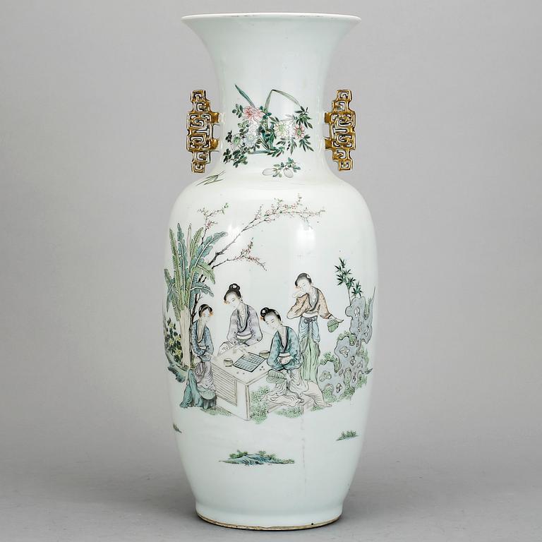 A vase, 20th century.