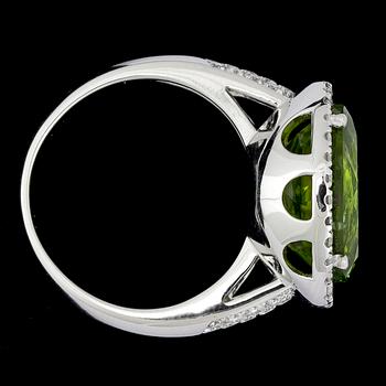 A peridote, 9.18 cts, and brilliant cut diamond ring, tot. 0.62 cts.