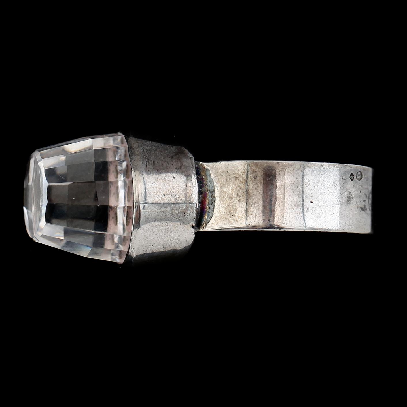 RING, silver och fasettslipad sten, 1900-talets andra hälft. Total vikt ca 7 g.