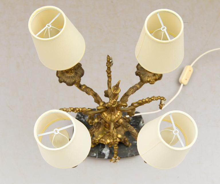 BORDSLAMPA, gjutgods, rokokostil, 1900-talets andra hälft.