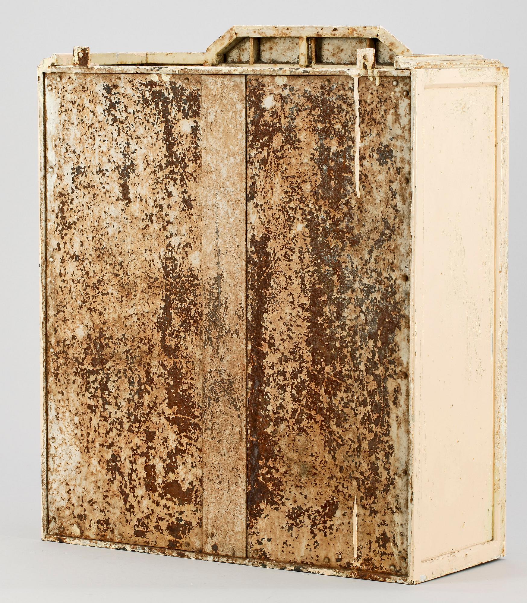 HÄNGSKÅP, plåt, möjligen Frankrike, 1900-talets första hälft.