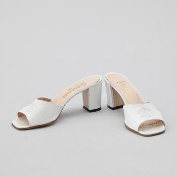 1213. A pair of white leather slip-in by Chanel.