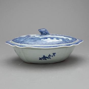 KAROTT, porslin, Kina, Jiaqing (1796-1820).