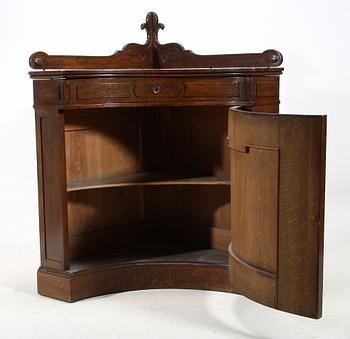 HÖRNSKÅP, nyrenässans, 1800-talets slut.