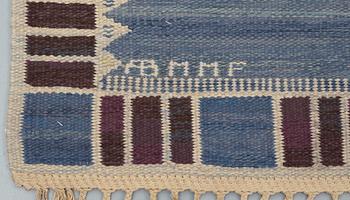 CARPET. "Salerno blå med enkel bård". Flat weave (Rölakan). 272 x 202,5 cm. Signed AB MMF BN.