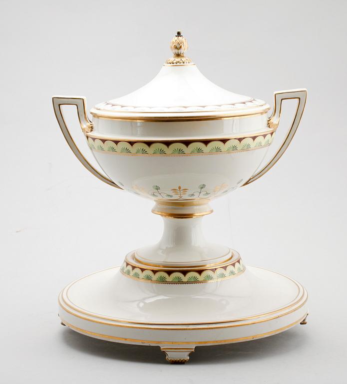 TERRIN MED LOCK OCH FAT, porslin, Wien, 1800-tal.