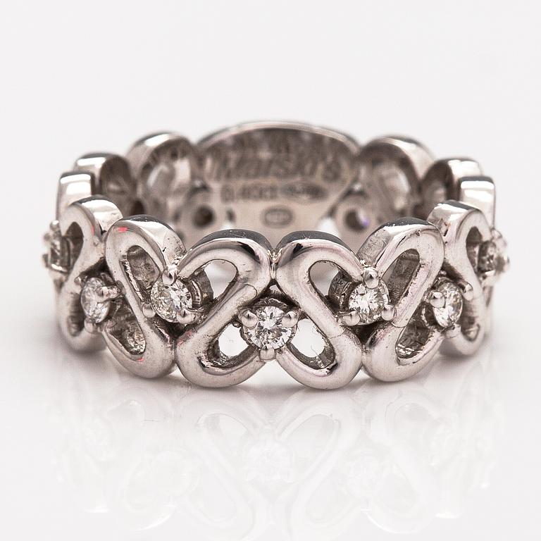 An 18K white gold ring with diamonds ca. 0.40 ct in total.