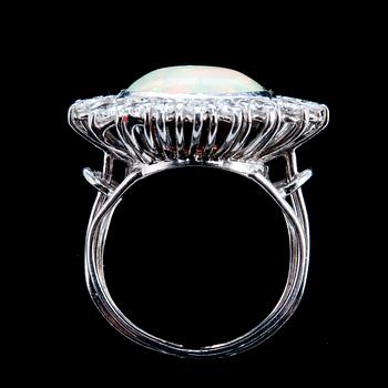 RING, opal ca 3.42 ct, 18 briljanter ca 1.00 ct.