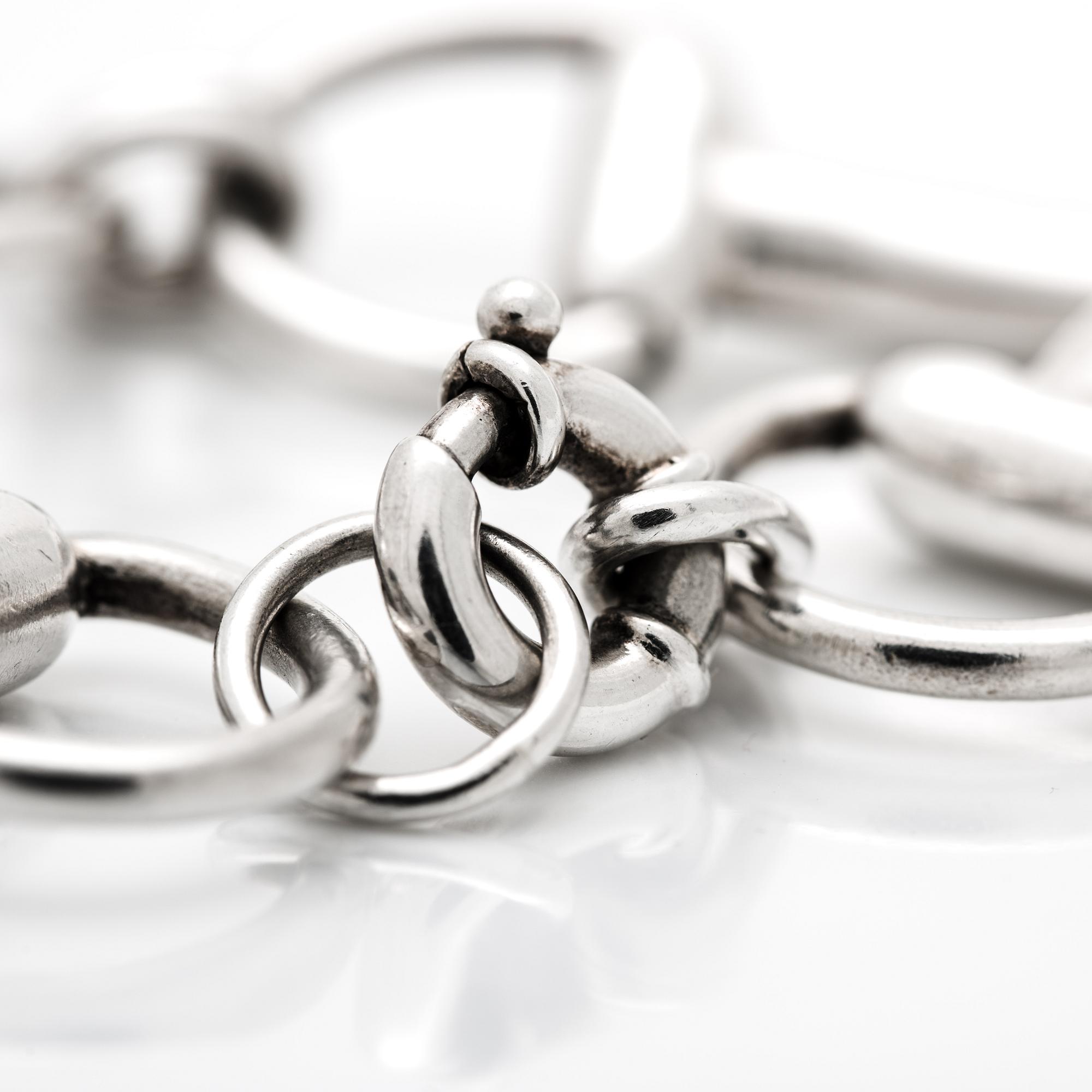 ARMBAND, silver i form av hästbetsel.