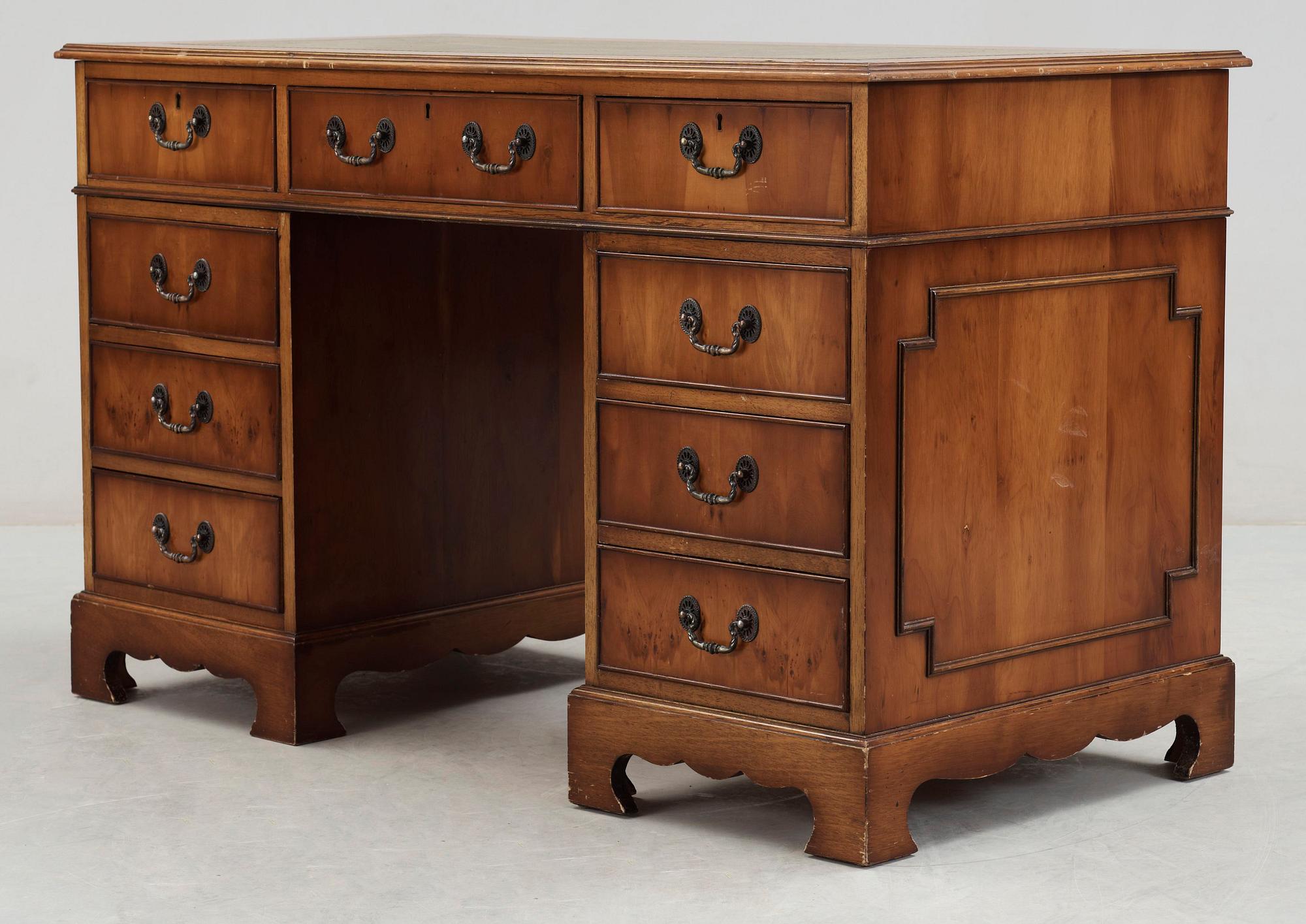 SKRIVBORD, engelsk stil, 1900-talets andra hälft.