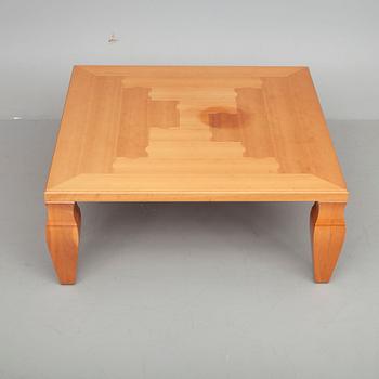 SOFFBORD, "Tetra" Léon Krier för Giorgetti, modellen formgiven 1993.