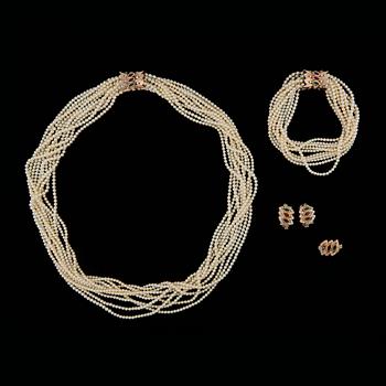 50. GARNITYR bestående av collier, armband, ring och örhängen. Odlade pärlor, rubiner, safirer, smaragder samt diamanter.
