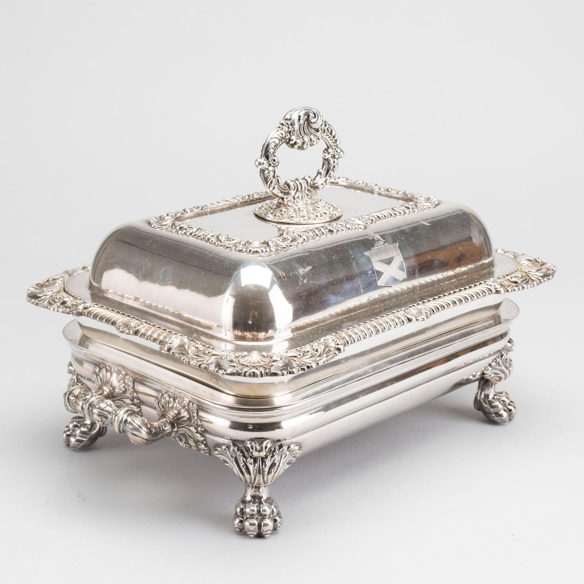 A plate serving dish with lid, probably England, 20th century.