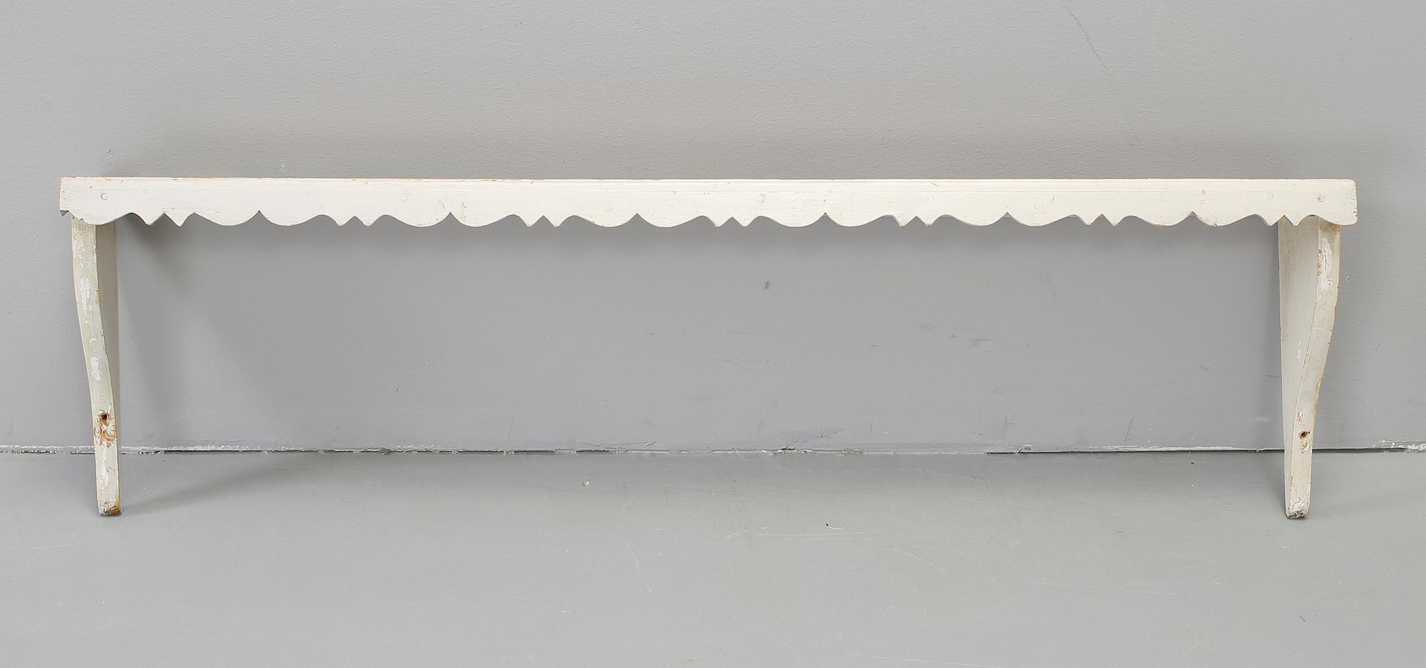 VÄGGHYLLA, omkring år 1900.