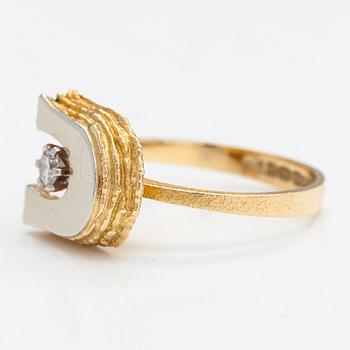 Juhani Linnovaara, Ring "Legato", 18K guld med diamant ca 0.09 ct enligt gravyr. Lapponia 1979.