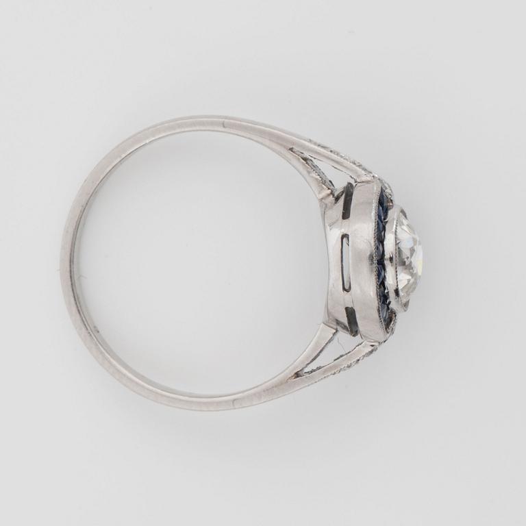 RING med safirer och diamant med äldre slipning ca 1.00 ct. Kvalitet ca H/VS. Art Deco.