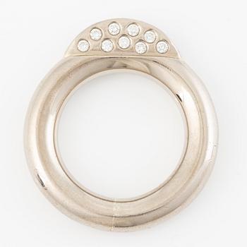Ring 18K vitguld med briljantslipade diamanter.