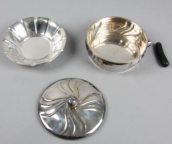 SKÅL, silver, Köpenhamn, Carl M. Cohr, 1947, 127 g, och LOCKKAROTT, nysilver, Köpenhamn.