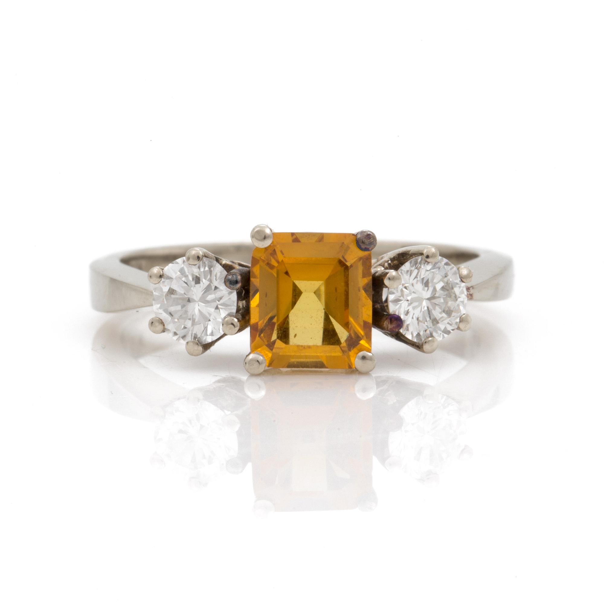 A circa 1.00 ct yellow sapphire and brilliant cut diamond ring. Total carat weight of diamonds circa 0,50 ct.
