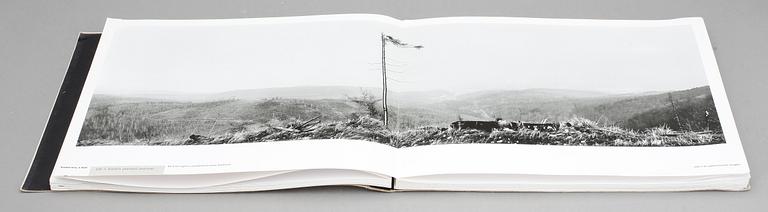 JOSEF KOUDELKA, fotobok, "Black Triangle", 1994, ISBN 80-901131-4-1.