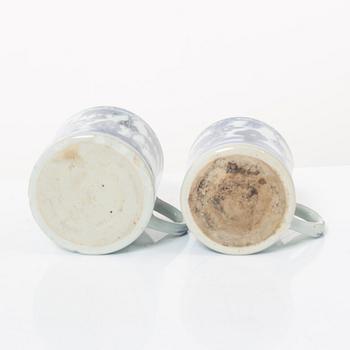 Krus, samt muggar två stycken, porslin. Qingdynastin, 1700-tal.