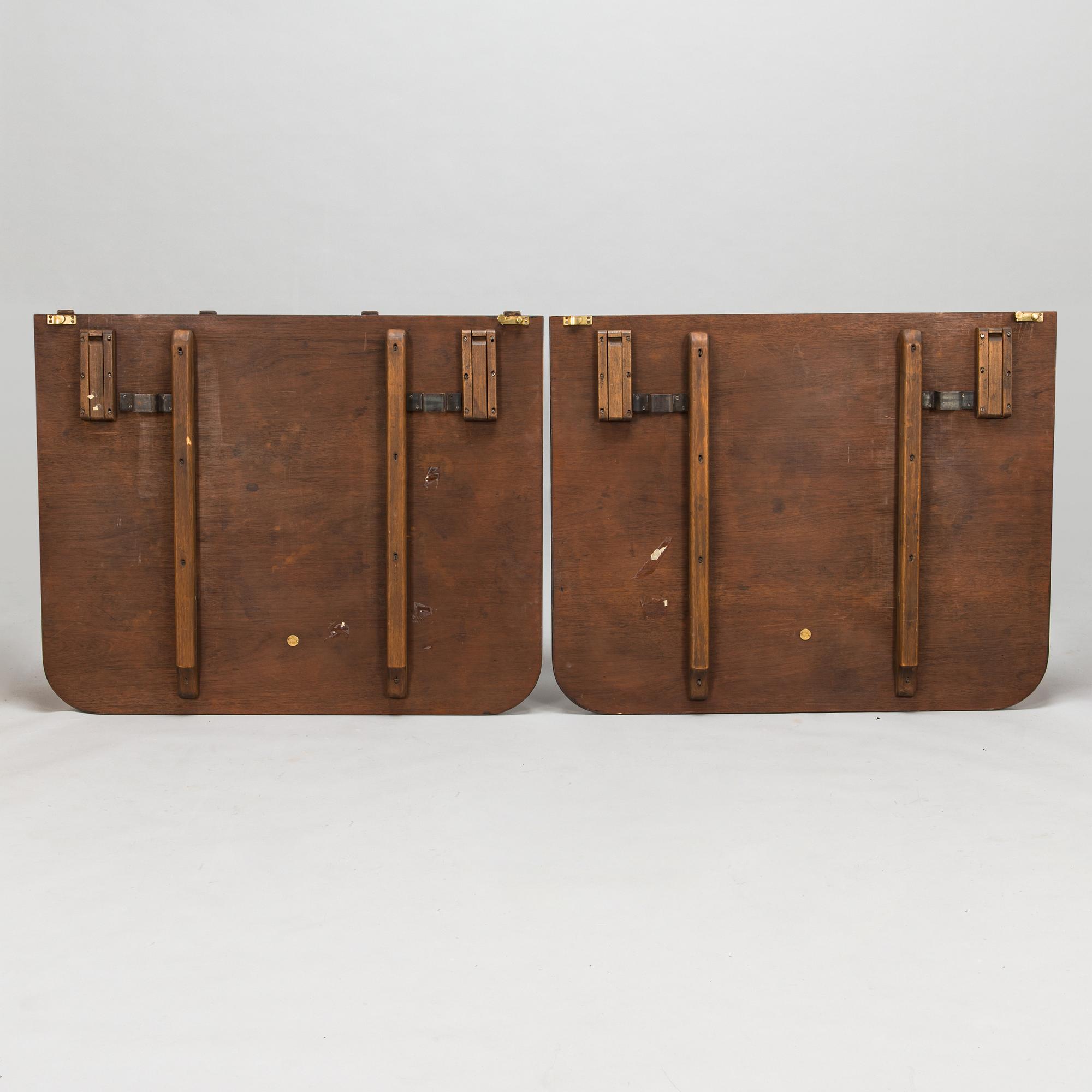 Matbord och 8 stolar, mahogny, tageltyg, England, 1900-talets första hälft.
