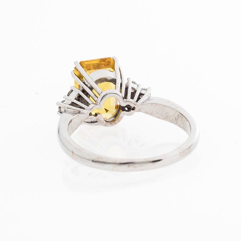 A RING, emerald cut yellow sapphire, brilliant cut diamonds, 18K white gold.