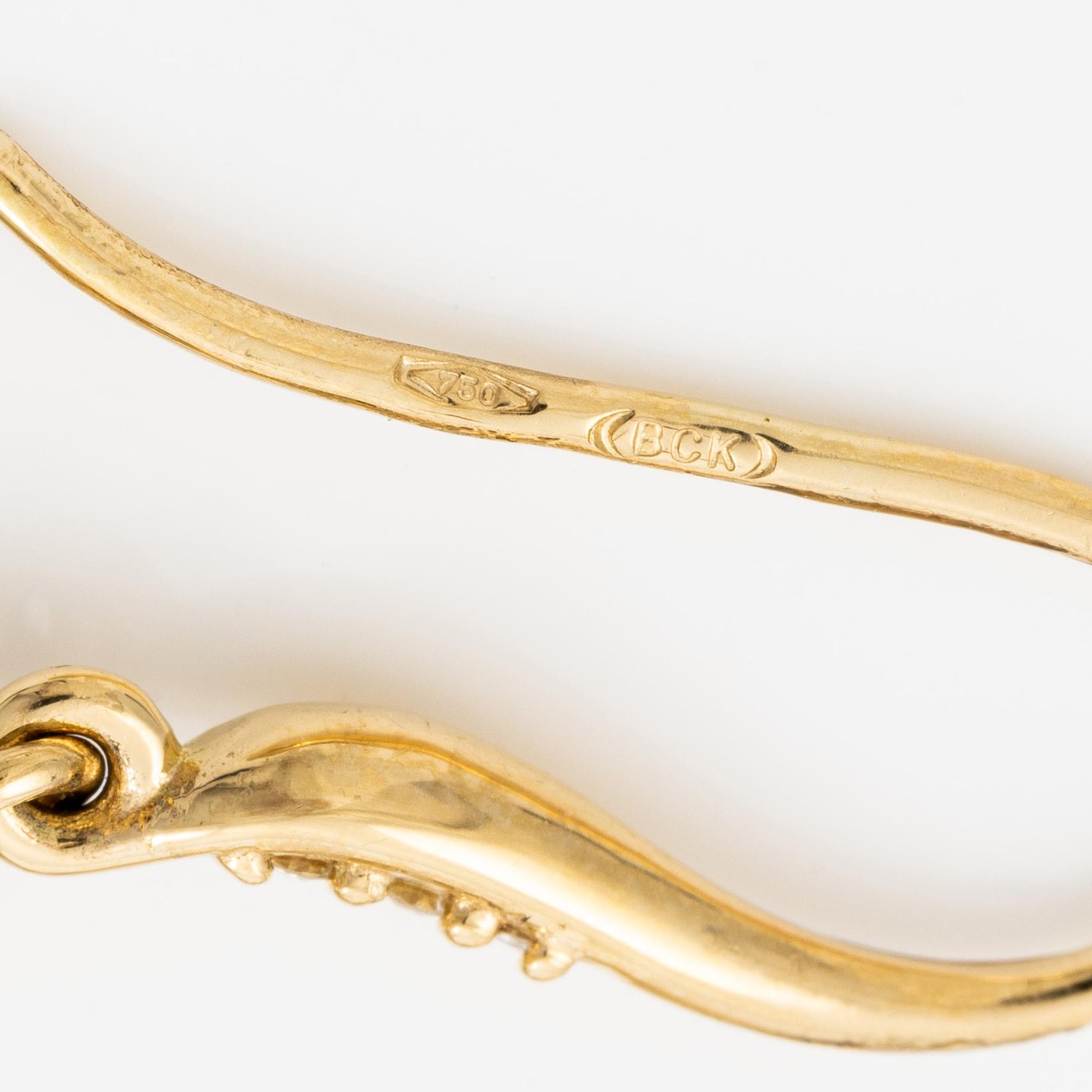Earrings in 18K gold with cultured baroque freshwater pearls and brilliant-cut diamonds.