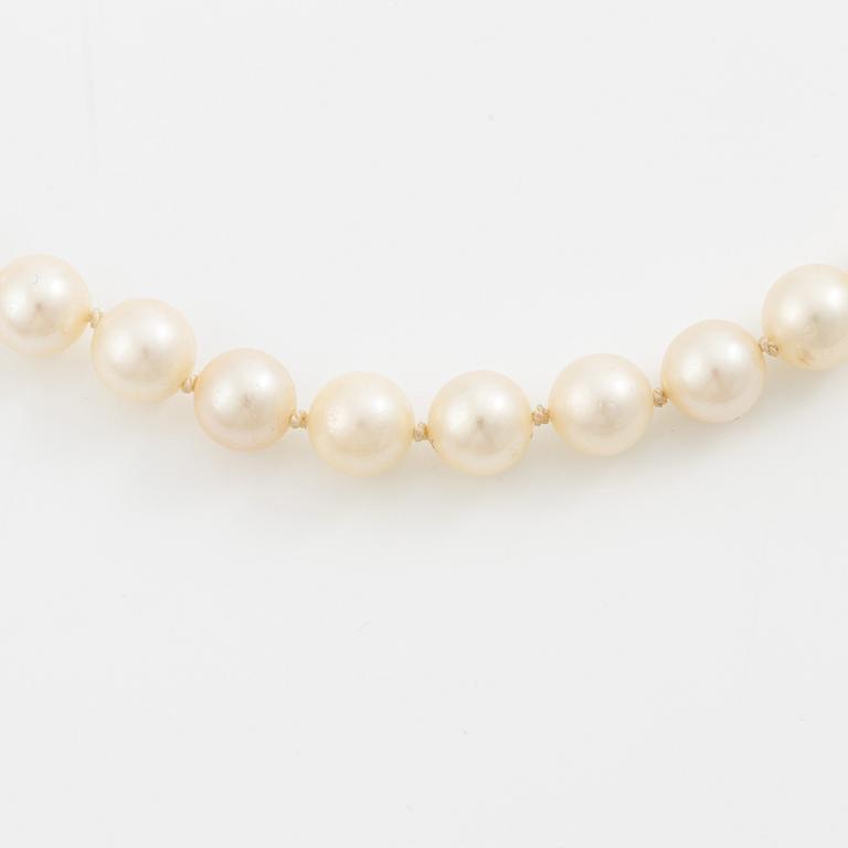 Pärlcollier, odlade pärlor, med lås i 18K guld med diamanter.