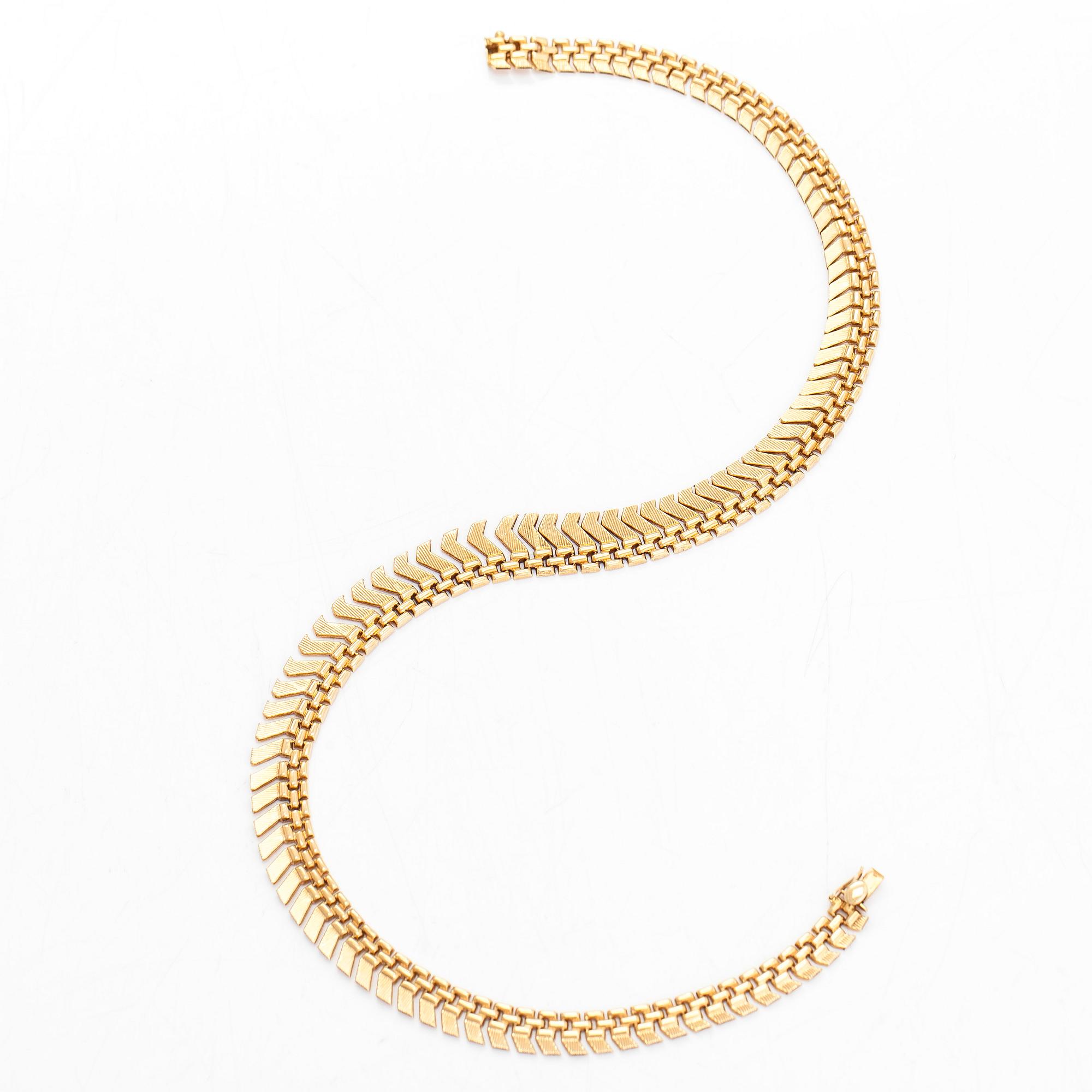 An 18K gold necklace.