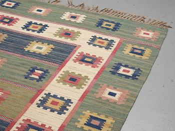 Märta Måås-Fjetterström, A carpet, "Grön äng", flat weave, ca 482,5 x 290,5-292 cm, signed AB MMF.