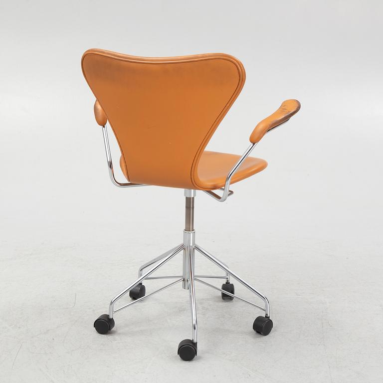 Arne Jacobsen, desk chair, "Series 7", Fritz Hansen, Denmark, 1999.